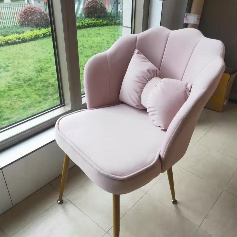 Chaise pétale rose avec pieds dorés, livrée avec un coussin