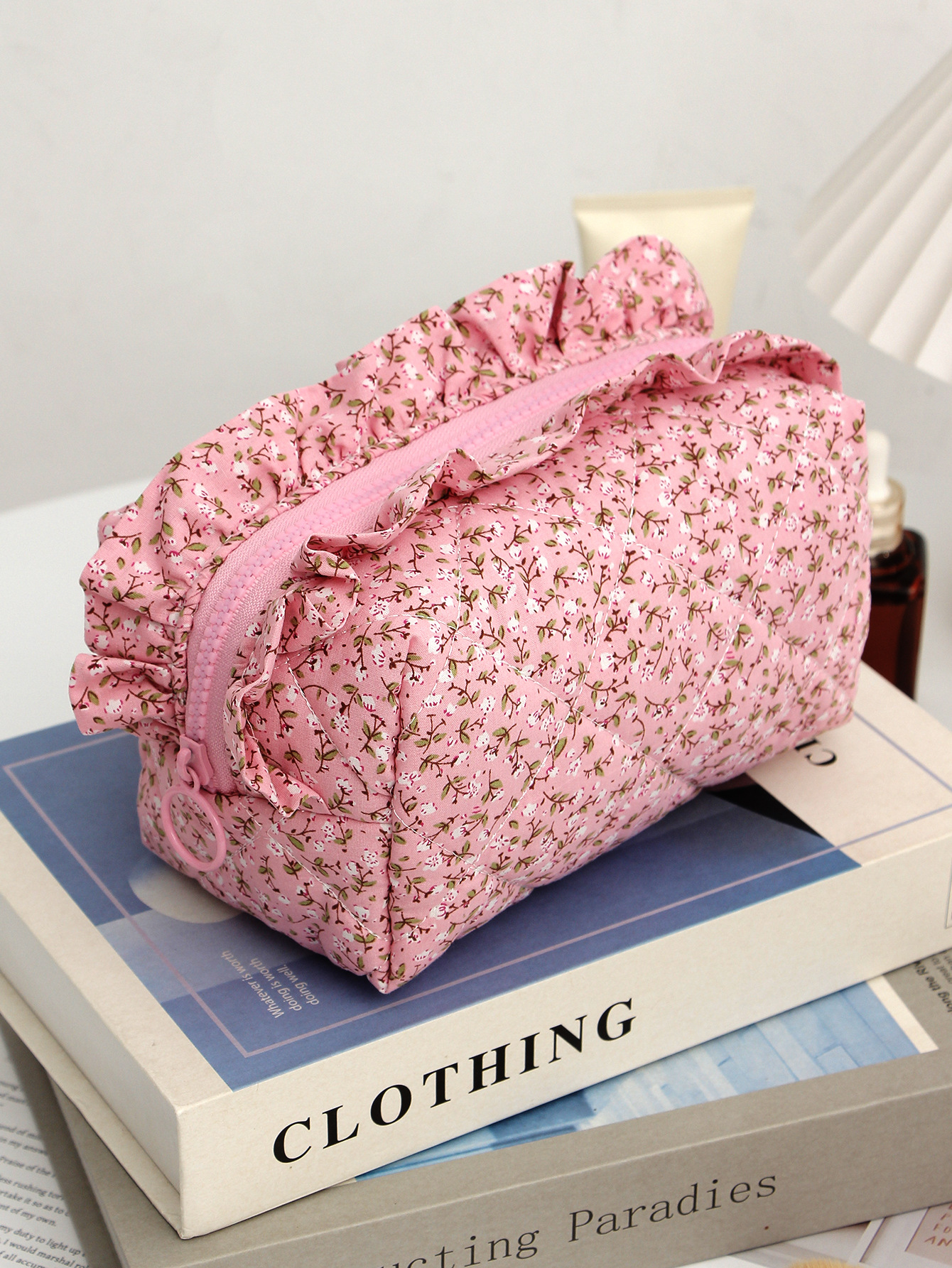 Acolchado floral plisado en color rosa empolvado.