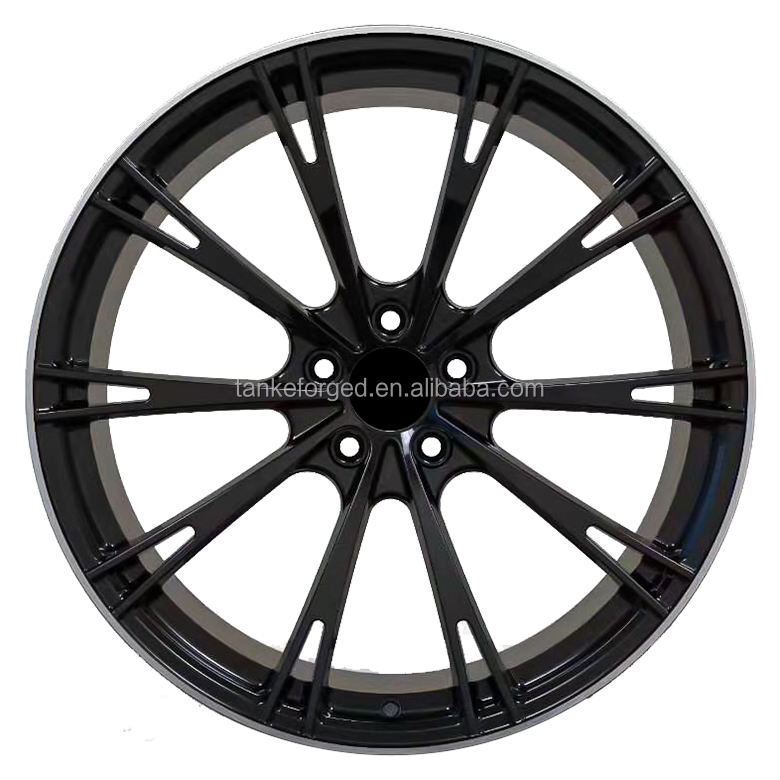 Lèvre de machine noire brillante