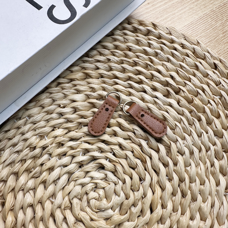 Extrémité de bracelet en cuir marron avec trou latéral