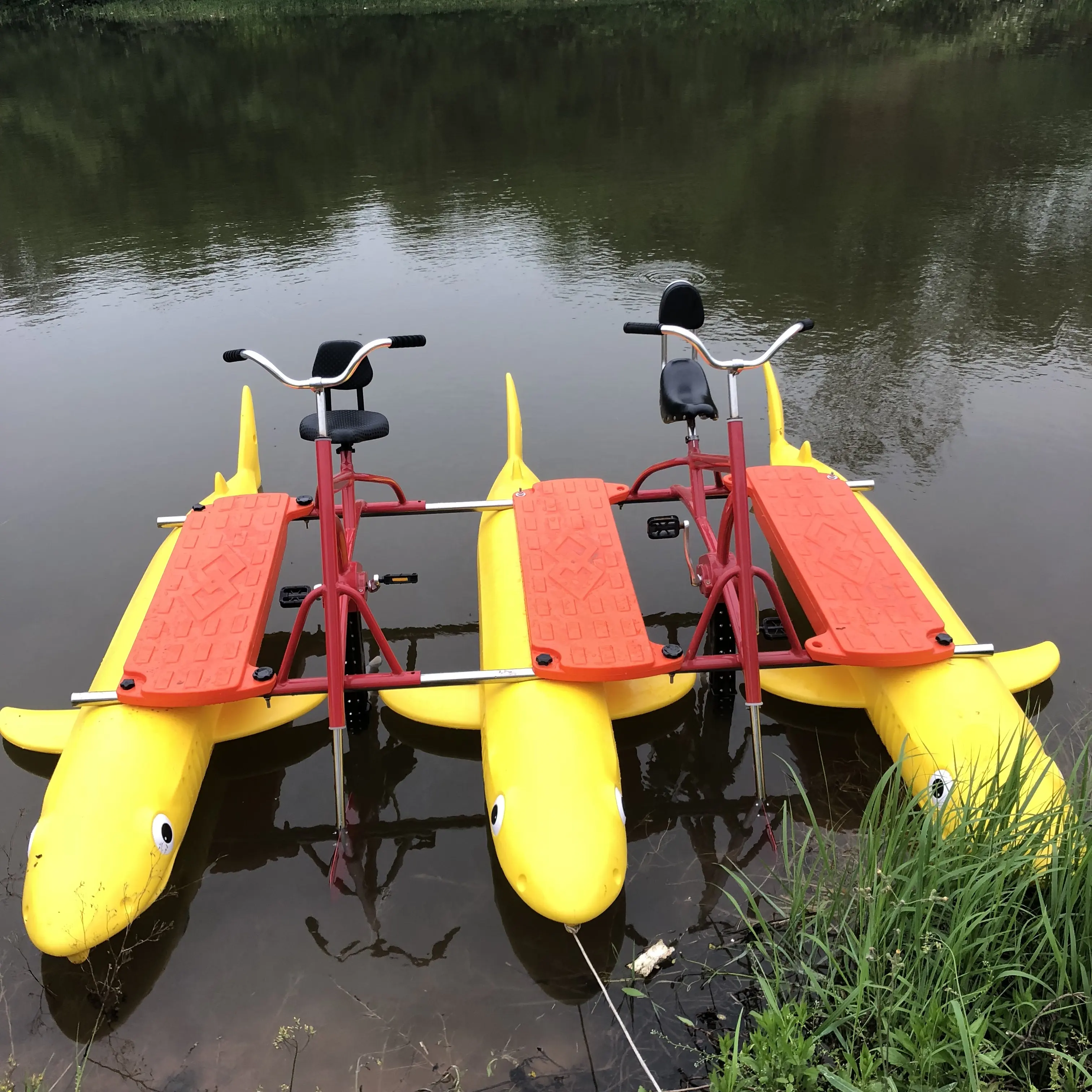 水上遊具プラスチックLLDPEシャークペダルボート大人用水上バイク販売