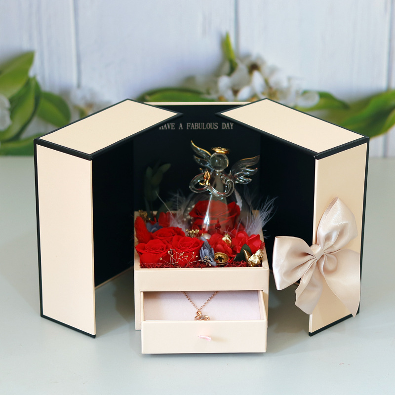Rosa doble caja sorpresa abierta pequeño ángel rojo