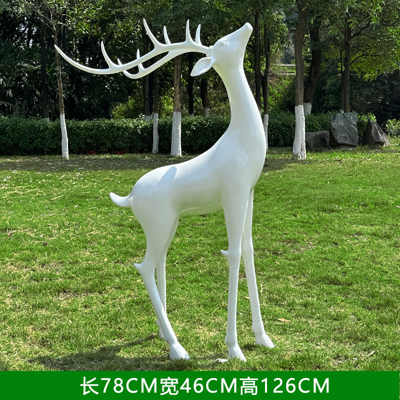 Cerf mâle blanc, tête haute.