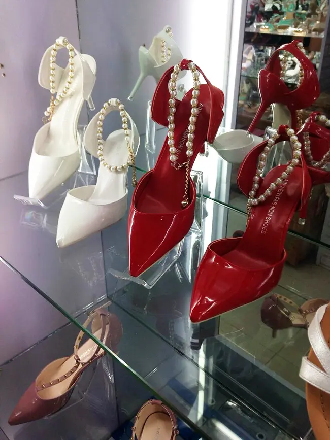 Kunden spezifisches Schuh regal Transparenter Displayst änder Halterung Acryl-Displayst änder Schuh geschäft anzeige