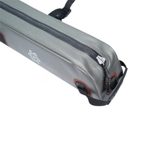 Toptan özelleştirilmiş TPU/PVC su geçirmez taktik silah çantası kuru ve ıslak kamuflaj tarzı balıkçılık fermuarlı çantalar kapatma ayırır
