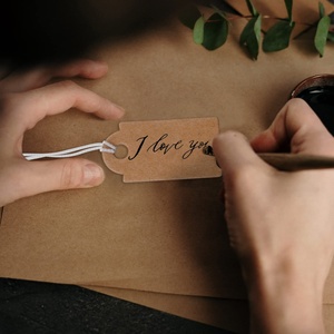 Etiqueta de papel kraft personalizada para ropa, etiqueta de papel con cuerda elástica, etiquetas colgantes de papel recicladas - Product Image 2