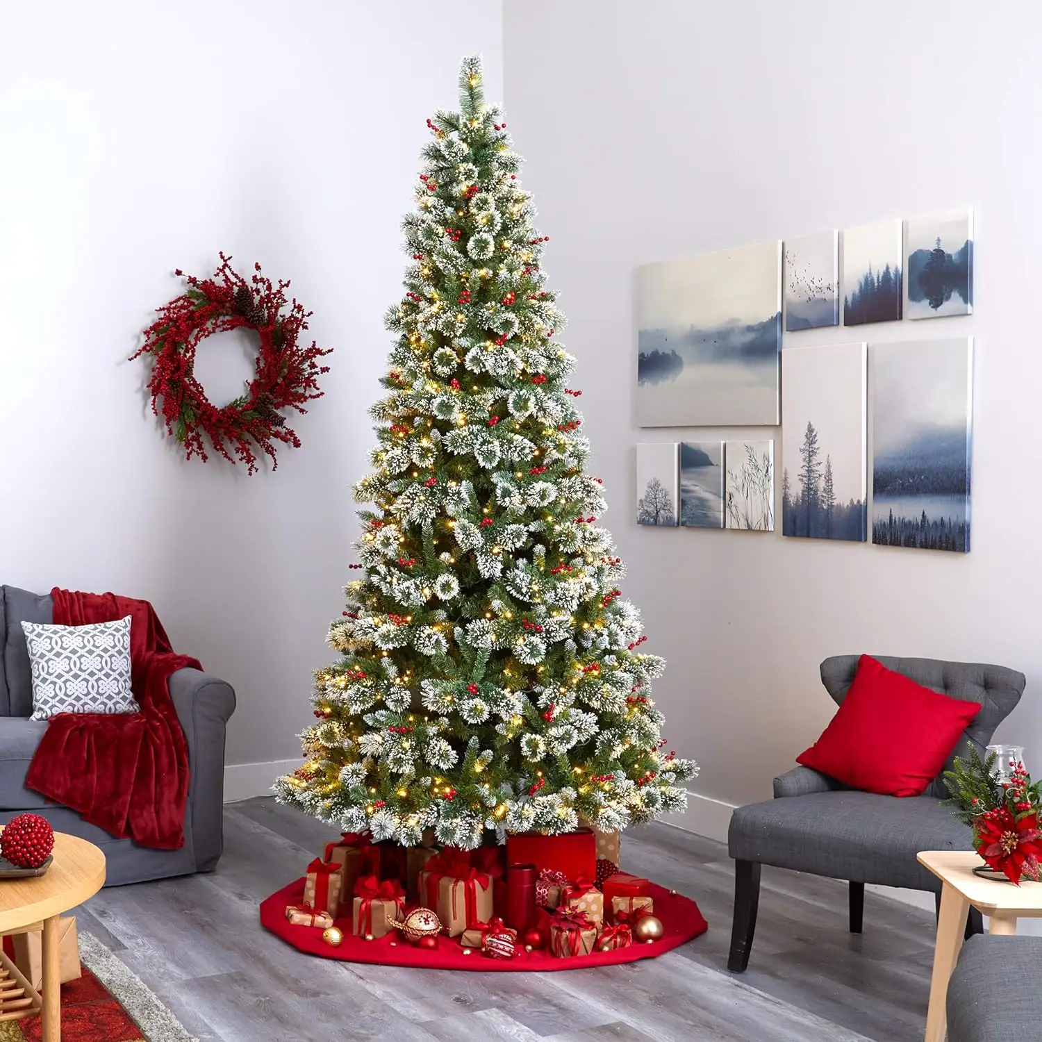 9 pieds. Arbre de Noël artificiel en pin suisse givré mince de vente chaude avec 700 lumières LED claires et baies