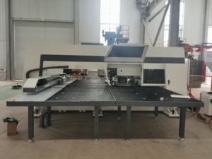 Punzonadora de torreta CNC con servomotor de China para punzón de chapa