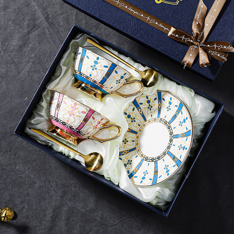 Deux tasses soucoupe cuillère boîte cadeau courte