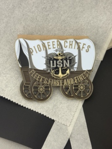 Tùy Chỉnh Cameroon 3D Thanh Kiếm Đôi Ve Áo Trâm Hollow-out Kim Loại Phù Hiệu Cho Militaires De Pentathlon Cieso Mạ Huy Hiệu Thể Thao - Product Image 4