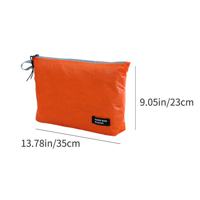 Grande, de color naranja rojizo.