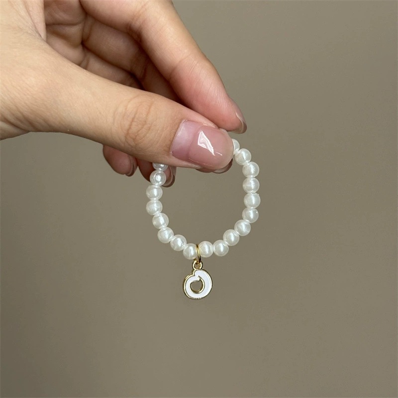 Collar de perlas con letra "O"