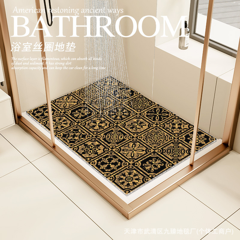 Base de malla, azulejos con estampado de brocado negro y dorado.