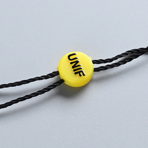Hangtag String Plastic Name Logo Seal Tag Etiquetas de cuerda de poliéster Etiquetas colgantes Cuerda en relieve Etiqueta de plástico negro - Product Image 3