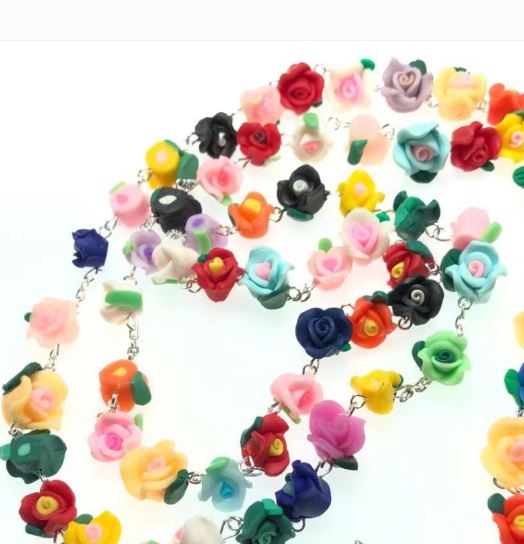 Mélanger les perles de couleur par collier