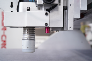 Enrutador CNC multifunción con dos husillos y cámara CCD para la fabricación de tableros de la industria publicitaria con CE - Product Image 4