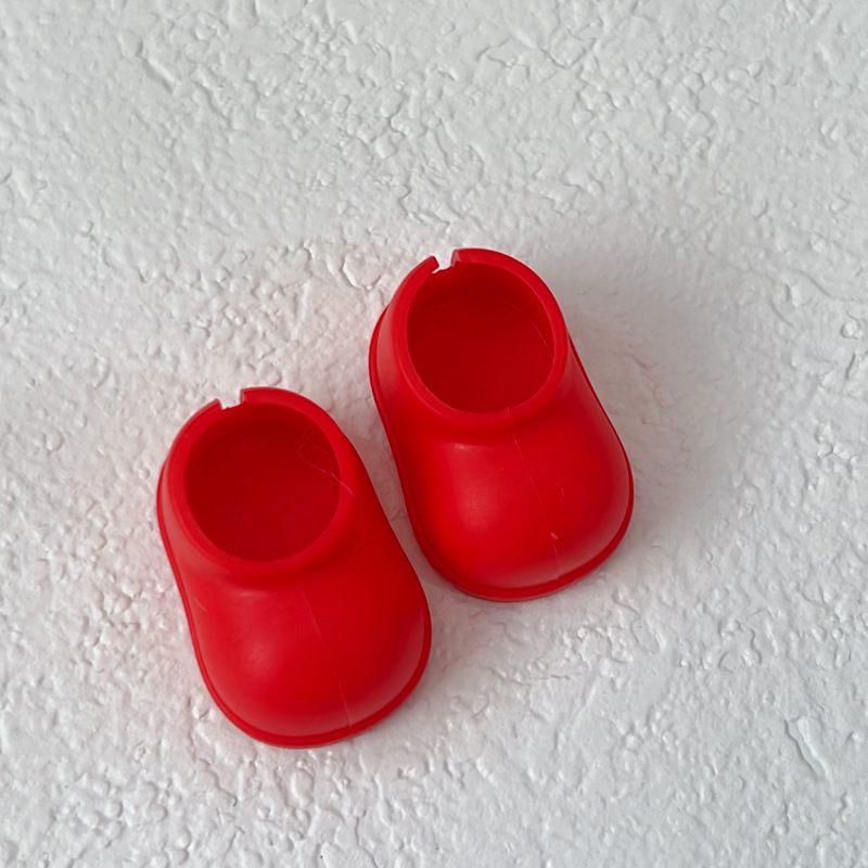 Un par de zapatos rojos de polipropileno.