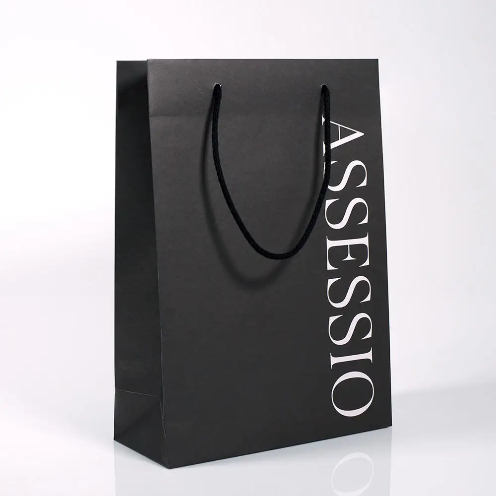 Bolsa de papel de marca negra con logotipo personalizado para ropa de lujo