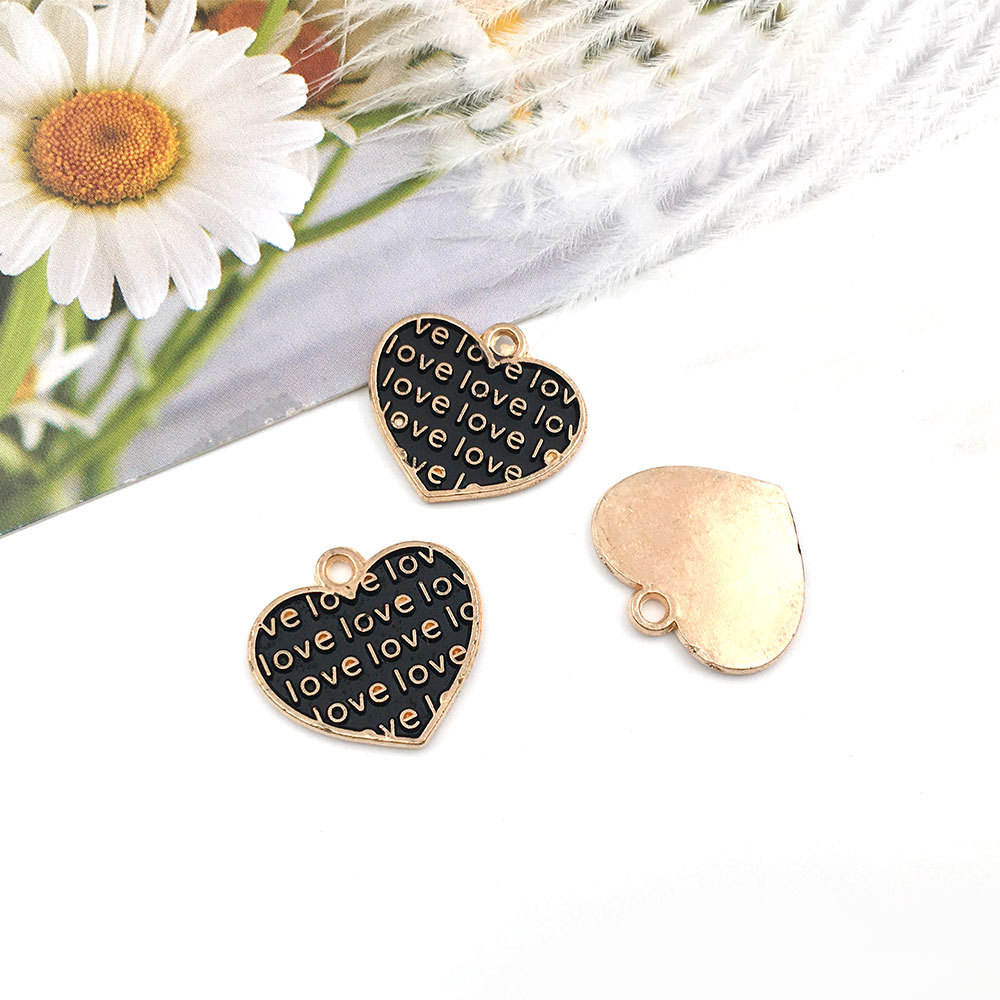 Lettre noire en forme de coeur 15x16mm-14343