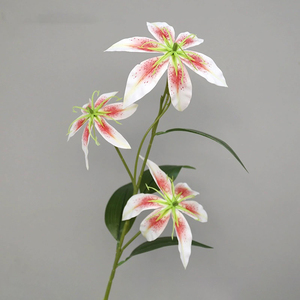 フェイクピンクのライラック記念墓の花の配置人工ピンクポピー記念日墓地の花