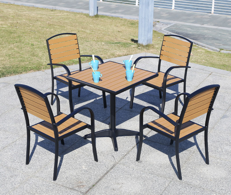 4 chaises buck + 70 tables carrées avec quatre poteaux de griffe