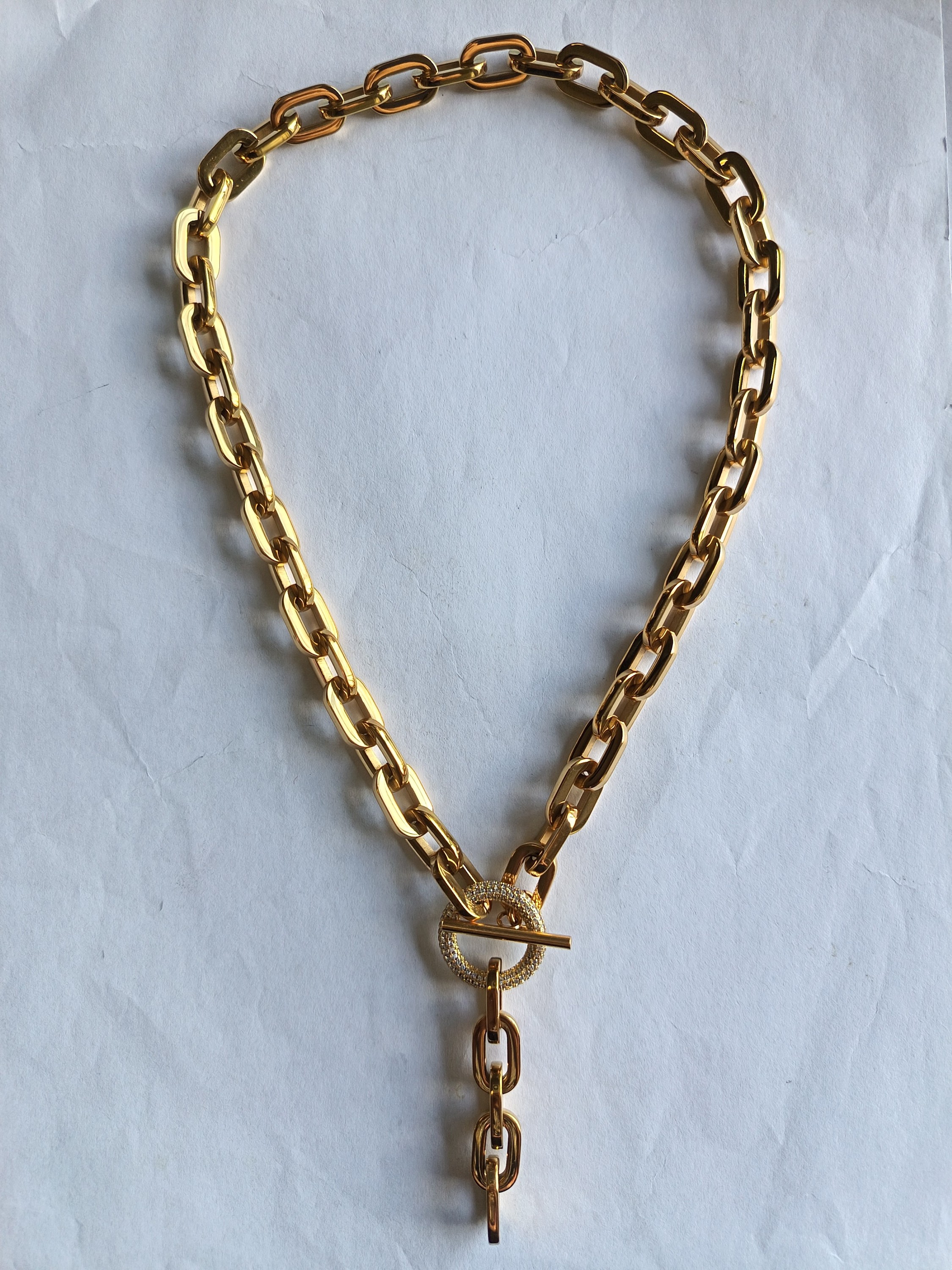Collar O de cristal de oro