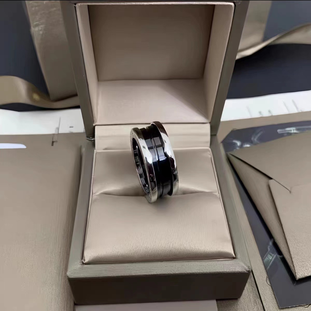 Anillo doble de oro blanco con cerámica negra.