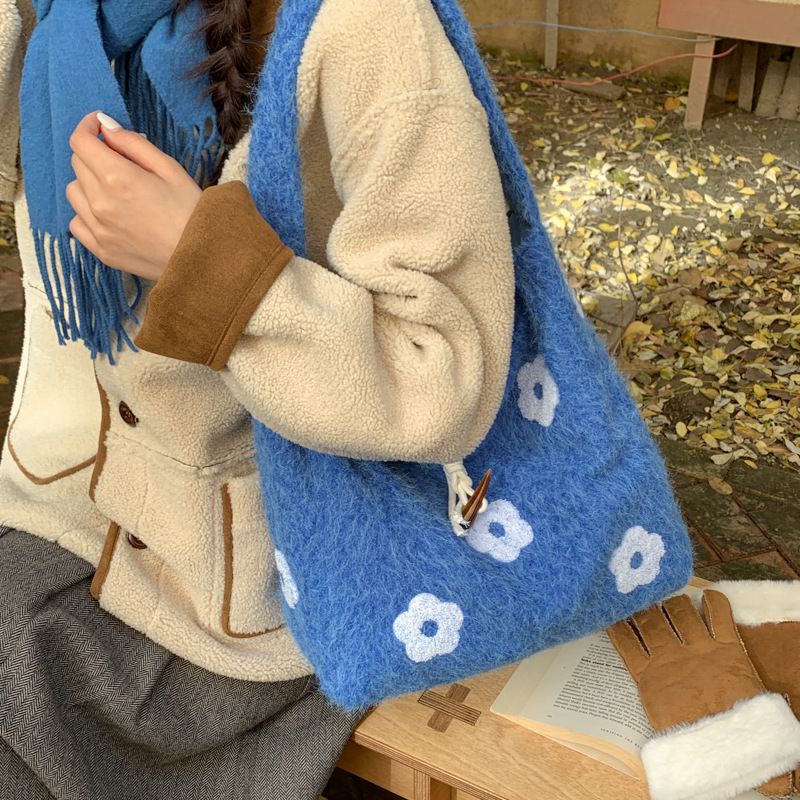 Laine fleurie asymétrique - bleu saphir