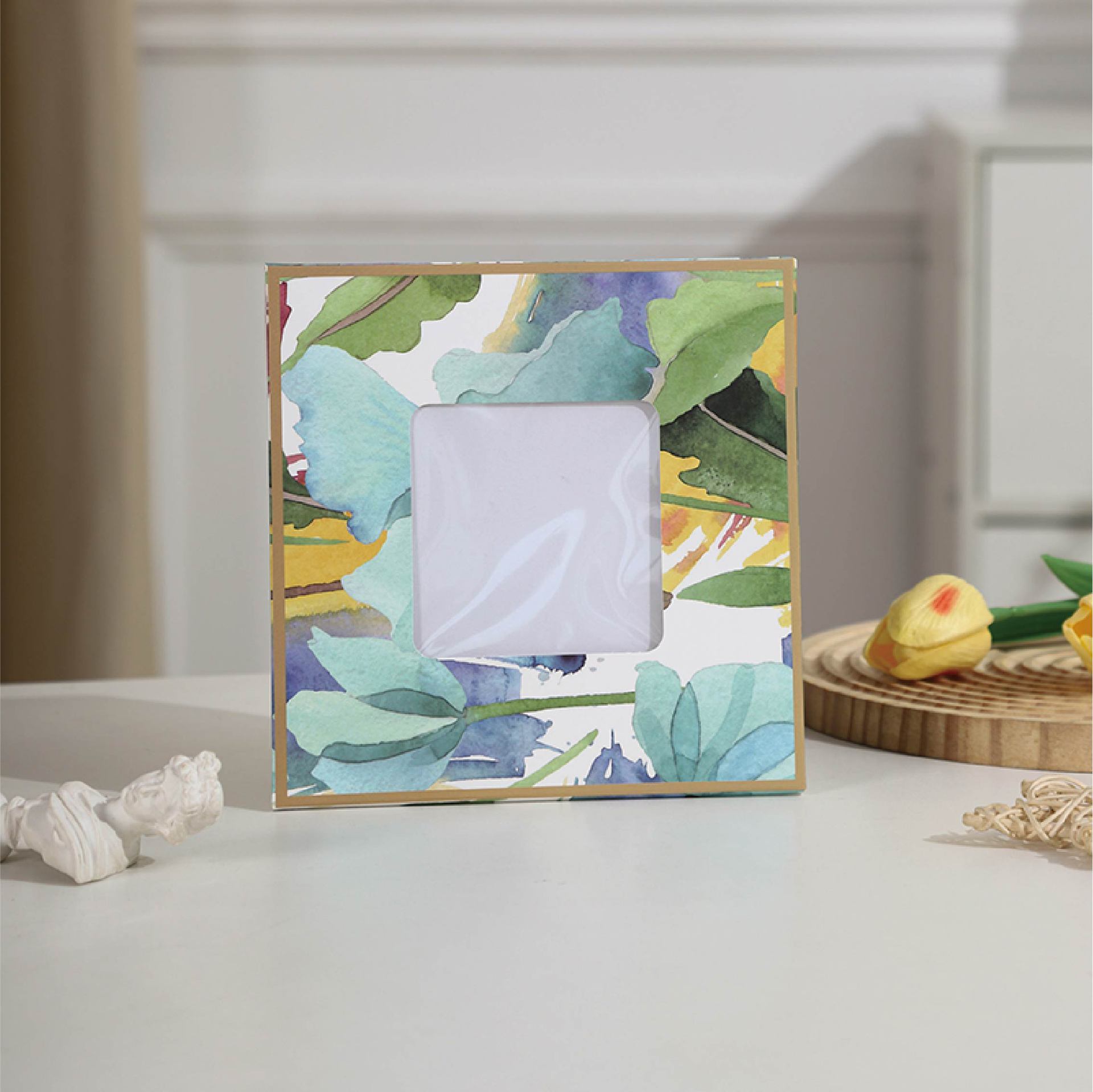 Fleurs vertes sans mots sur la fenêtre