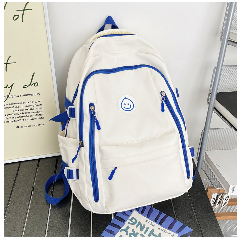Sac simple blanc et bleu, aucun accessoire inclus.
