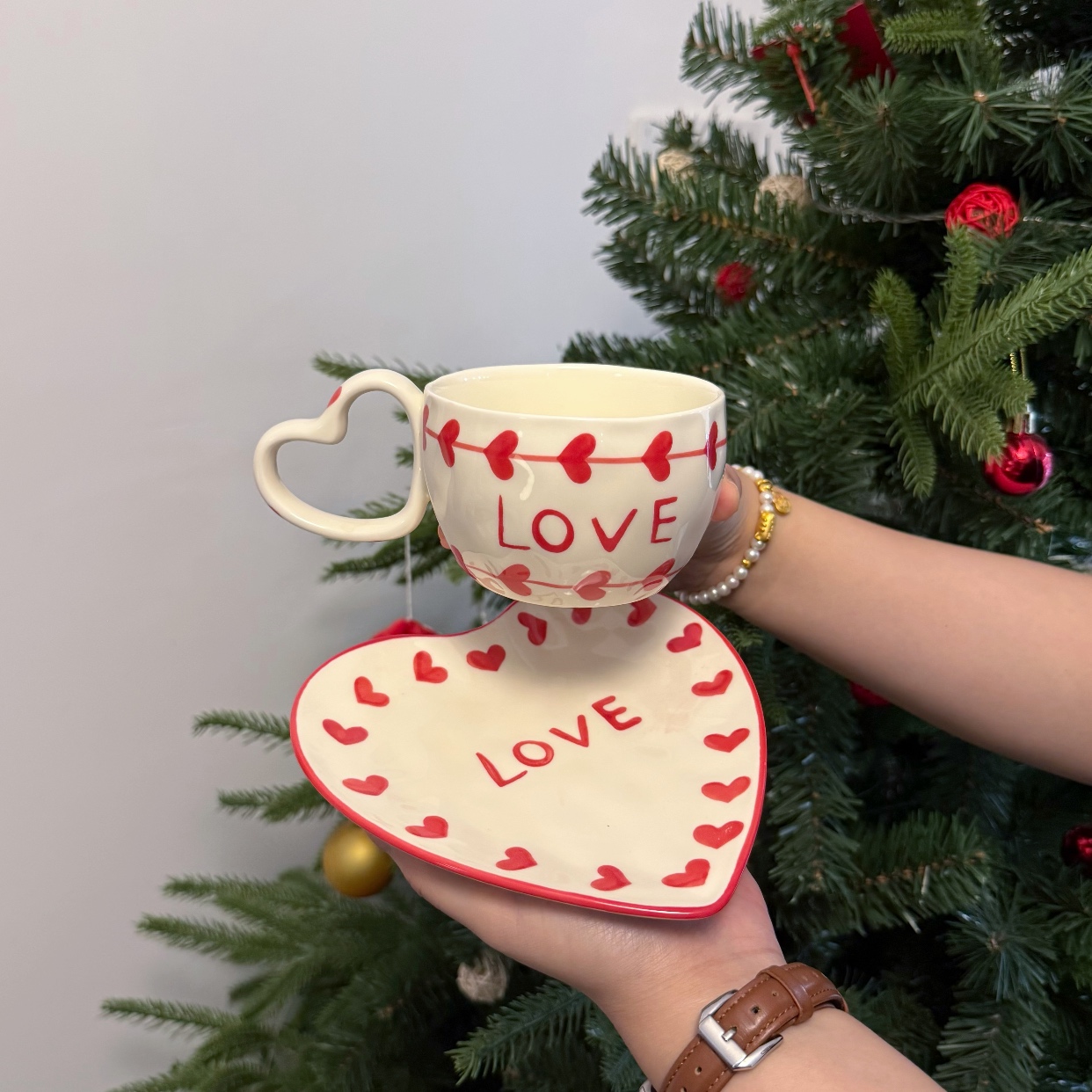 Tasse Beige-LOVE avec motif de cordes de cœur, 280 ml, et soucoupe assortie.