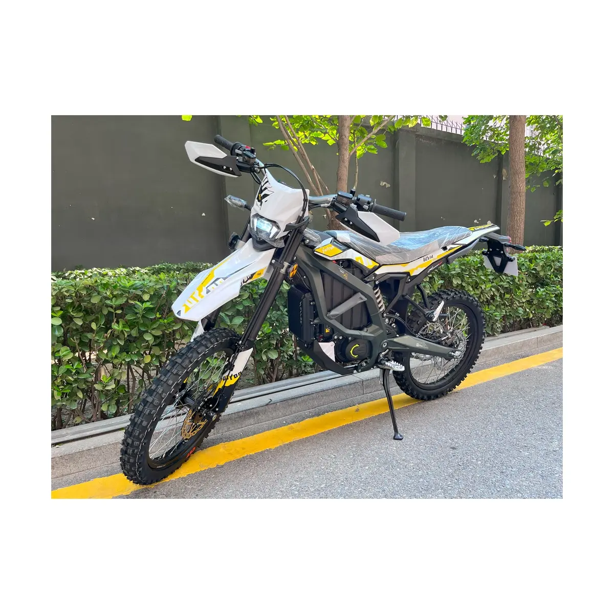 オリジナル2024 Sur Ron Ultra Be12.5KW Ultrabee Electric Dirt Bike Koolab Tech SuronEモーターサイクルオフロードPitBikeモトクロス