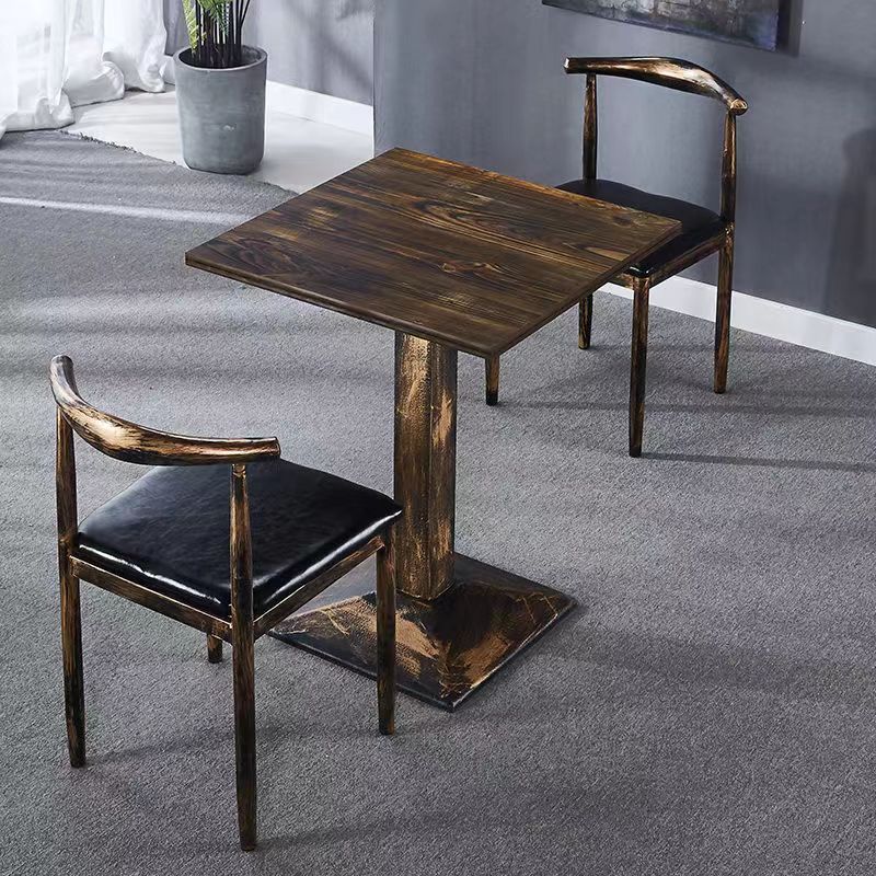 60*60 una mesa y dos sillas de madera quemada