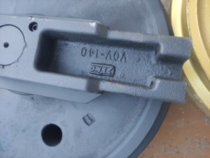 Undercarriage EC140 Máy Xúc Bulldozer Theo Dõi Dozer Phía Trước Idler Hướng Dẫn Con Lăn Idler Bánh Xích - Product Image 3