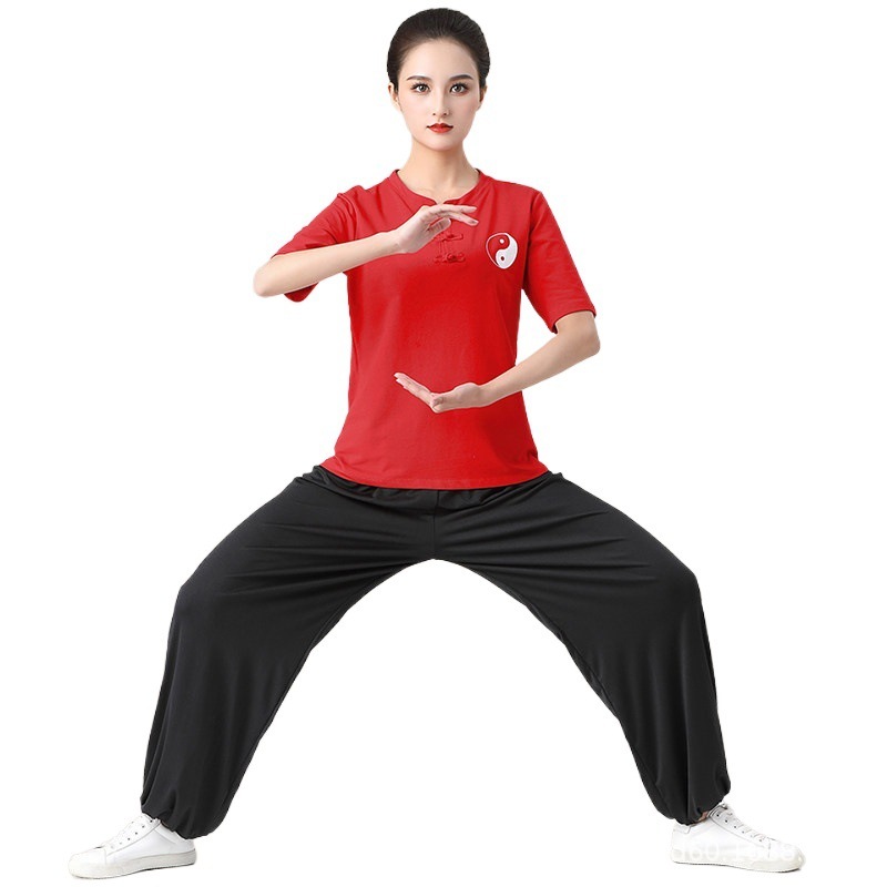 Chemise rouge à manches courtes + pantalon noir