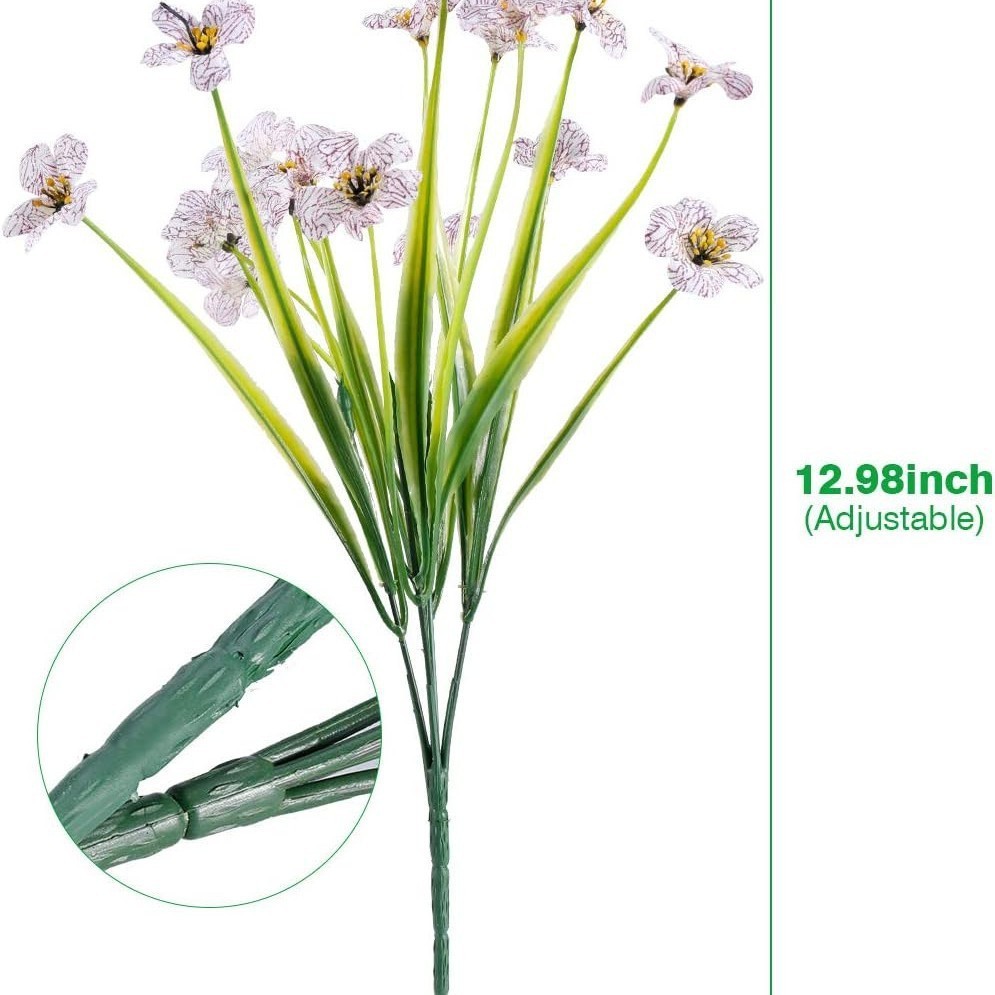 Herbe de printemps violette blanche
