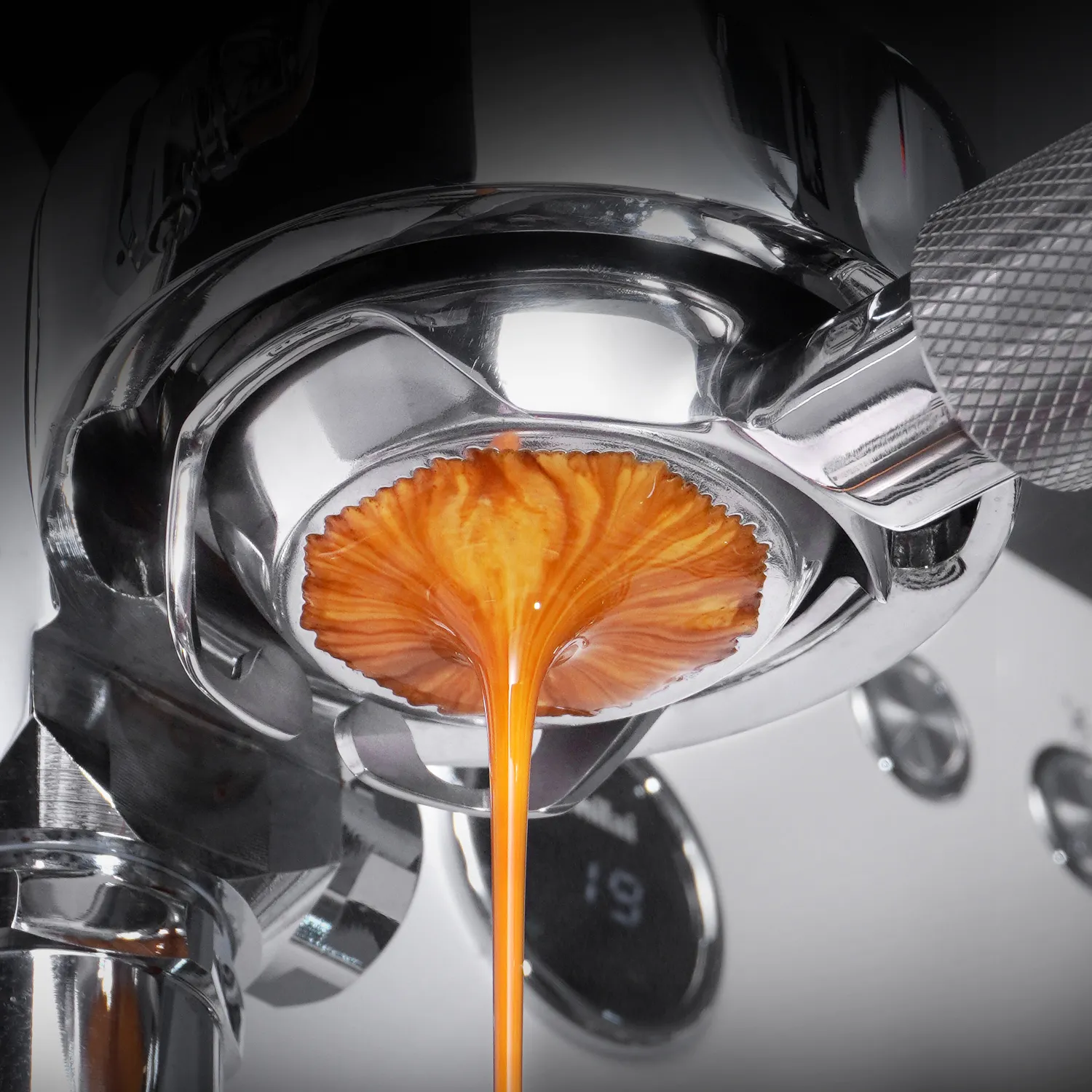 2024 kendi özel kalıp boşluk-oyma tasarım OEM 58mm ahşap saplı çıplak paslanmaz çelik dipsiz Espresso kahve Portafilter