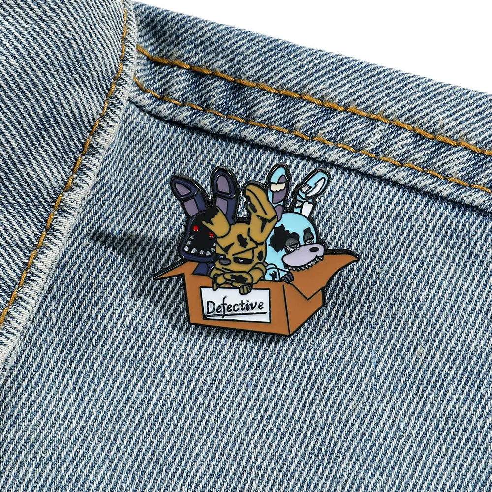 Personaje del juego de terror Freddy, insignia de Metal, broche de oso de juguete, muñeca de trapo, alfileres de solapa, accesorios