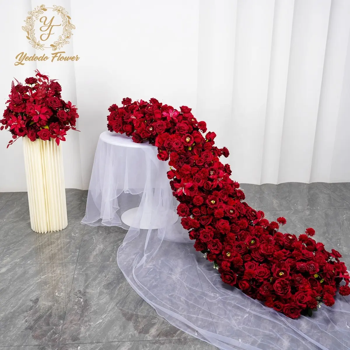 قطعة مركزية للطاولة بها زهور وردية حمراء من الحرير، باقة زهور صناعية لتزيين حفلات الزفاف