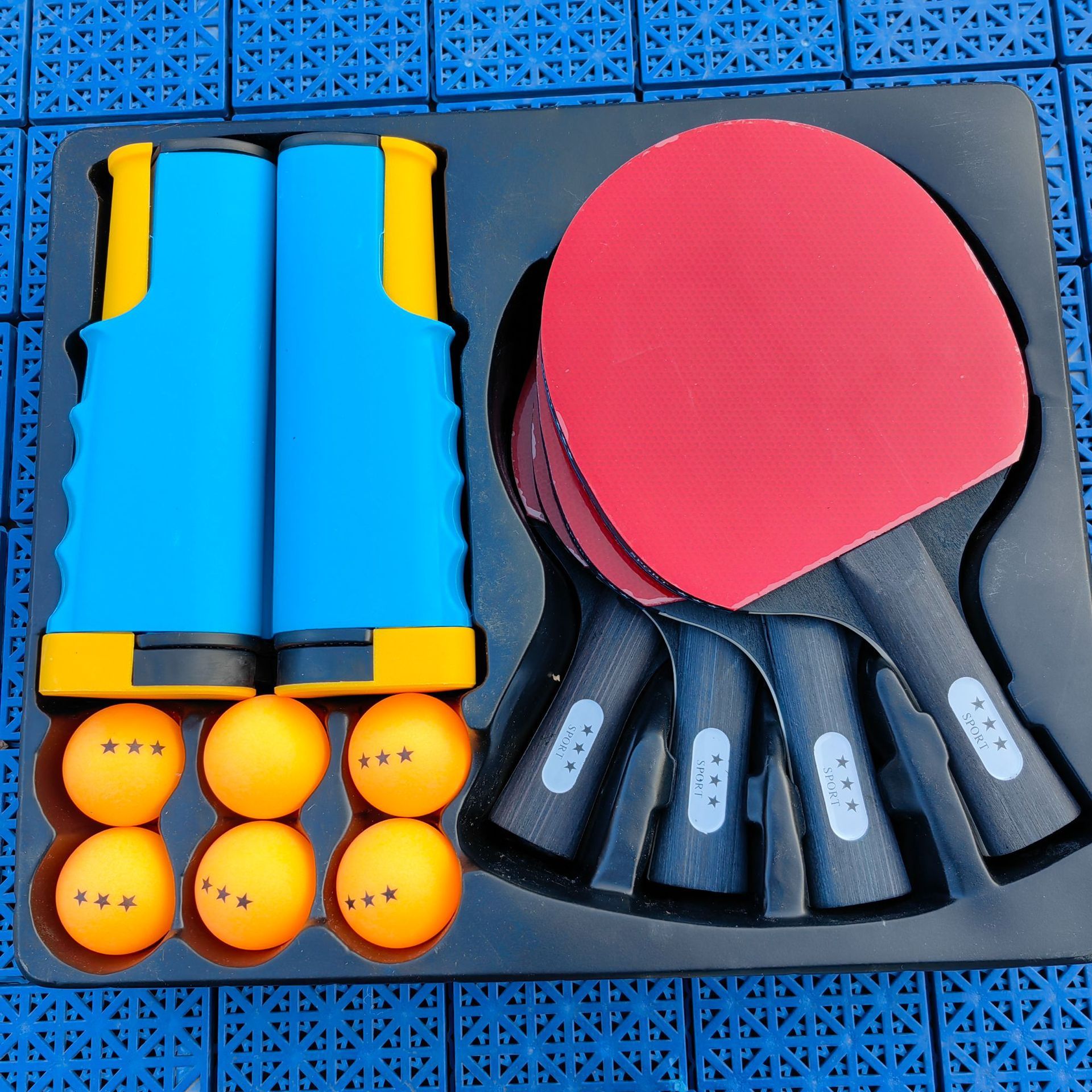 Juego de rejilla azul con 4 mangos largos y 6 bolas.