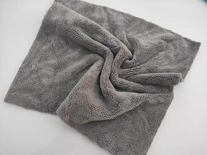 Gris oscuro