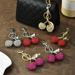 Atacado 12cm Luxo Full Diamond Cherry Fruit Moda Pingente Keychain com Liga Acessórios Light Keychain Bag Acessório