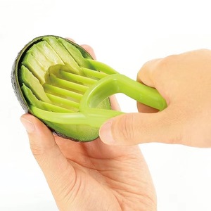 2 IN 1 avokado dilimleme plastik meyve soyucu avokado kesici ayırıcı meyve bölücü çok amaçlı meyve kesici mutfak eşyaları - Product Image 1