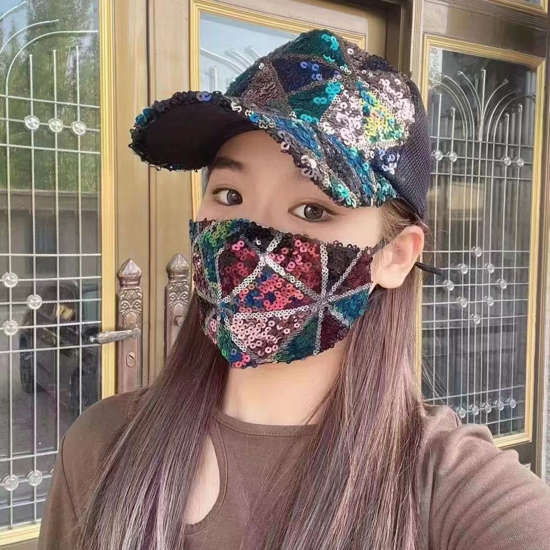 Casquette en maille à sequins écossais verte + masque noir.