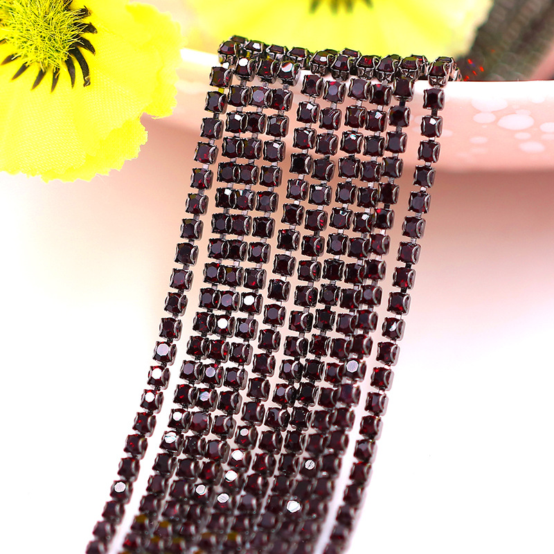 Base noire en forme de D, étroitement espacée, avec des diamants violet foncé