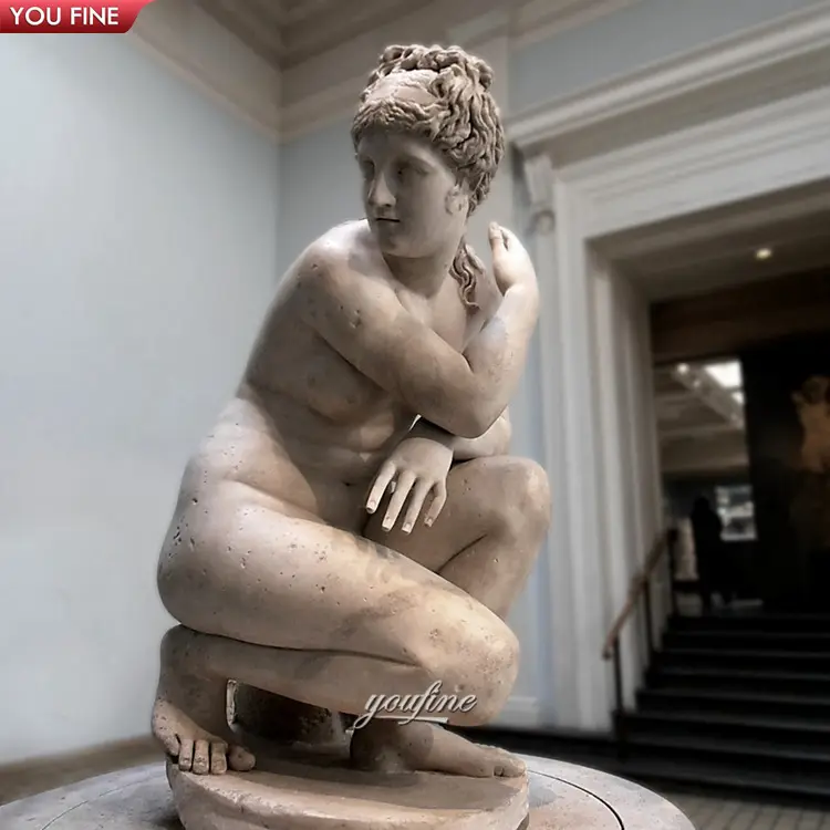 Statua di venere seduta in pietra di marmo nudo femminile famosa bianca italiana