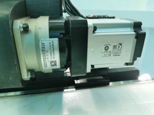 YIZUMI HIGH-SPEED 3-AXIS Traversing Servo Robot For 400-500 tonnen kunststoff Injection Molding Machine - Product Image 6