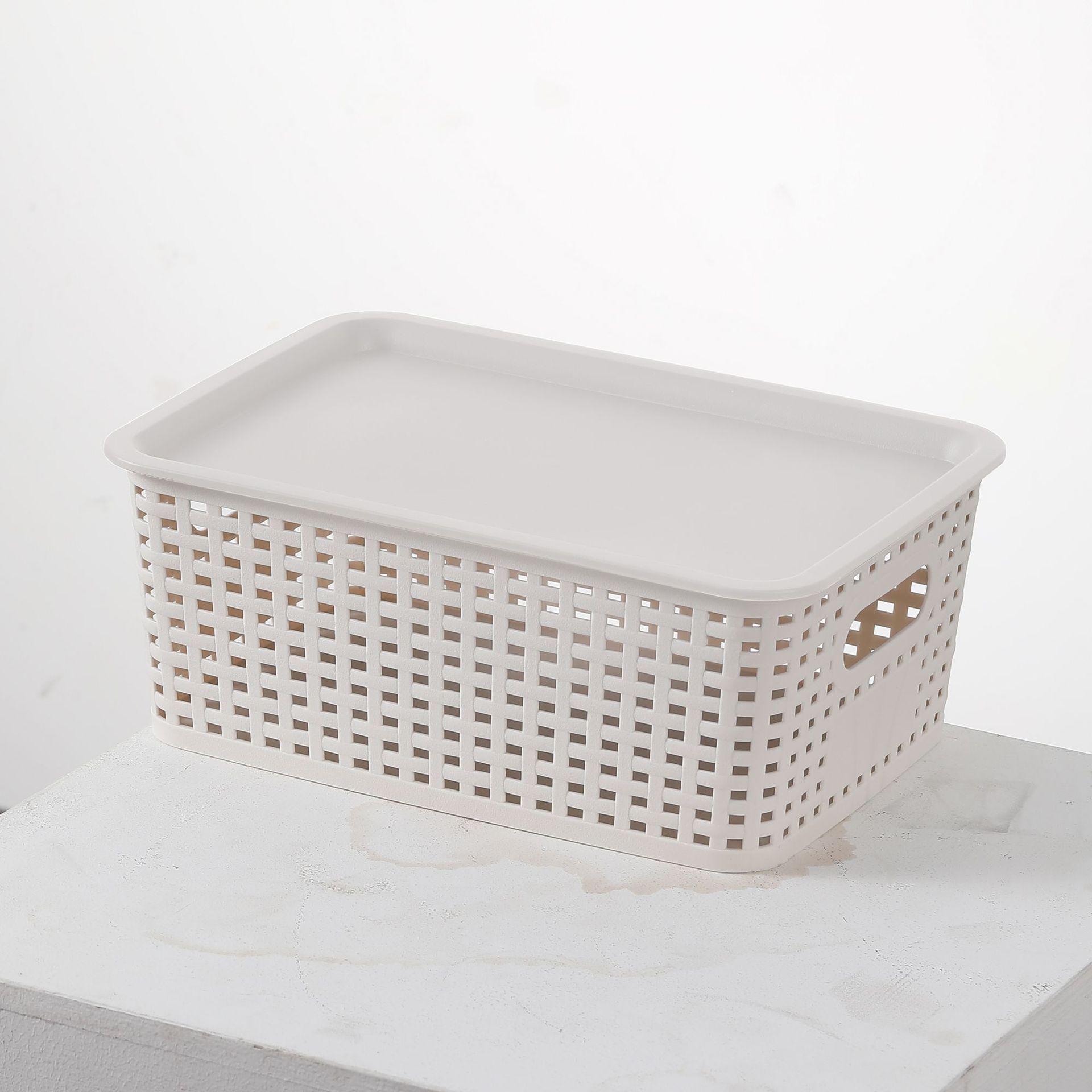 White single pack with lid