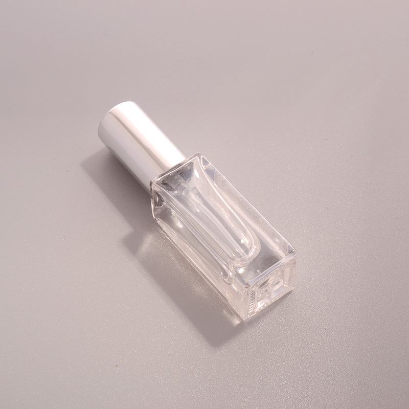 Botella de vidrio de 5 ml con pulverizador y tapa plateada