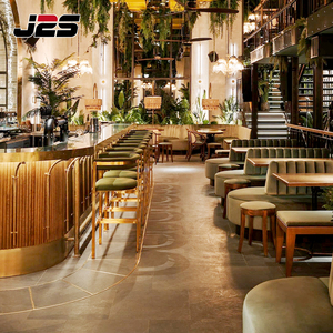 J2S Luxe Barmeubelset met gestoffeerde metalen barkrukken, hoge bartafels en cocktailzitplaatsen voor horeca-projecten - Product Image 4